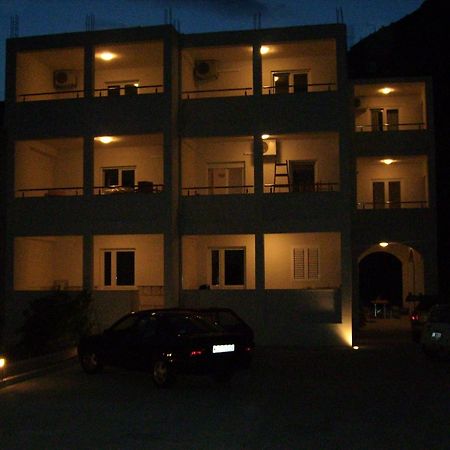Apartments Ante Omis Bagian luar foto