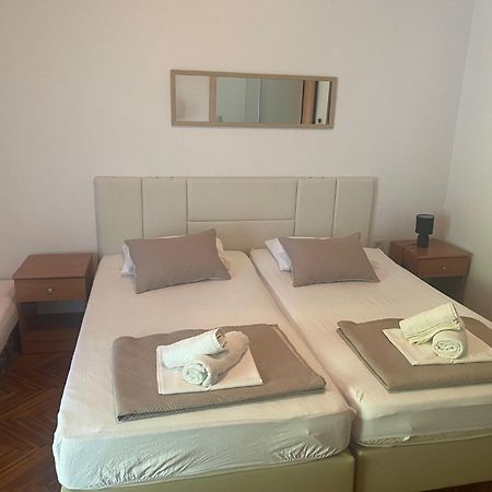 Apartments Ante Omis Bagian luar foto