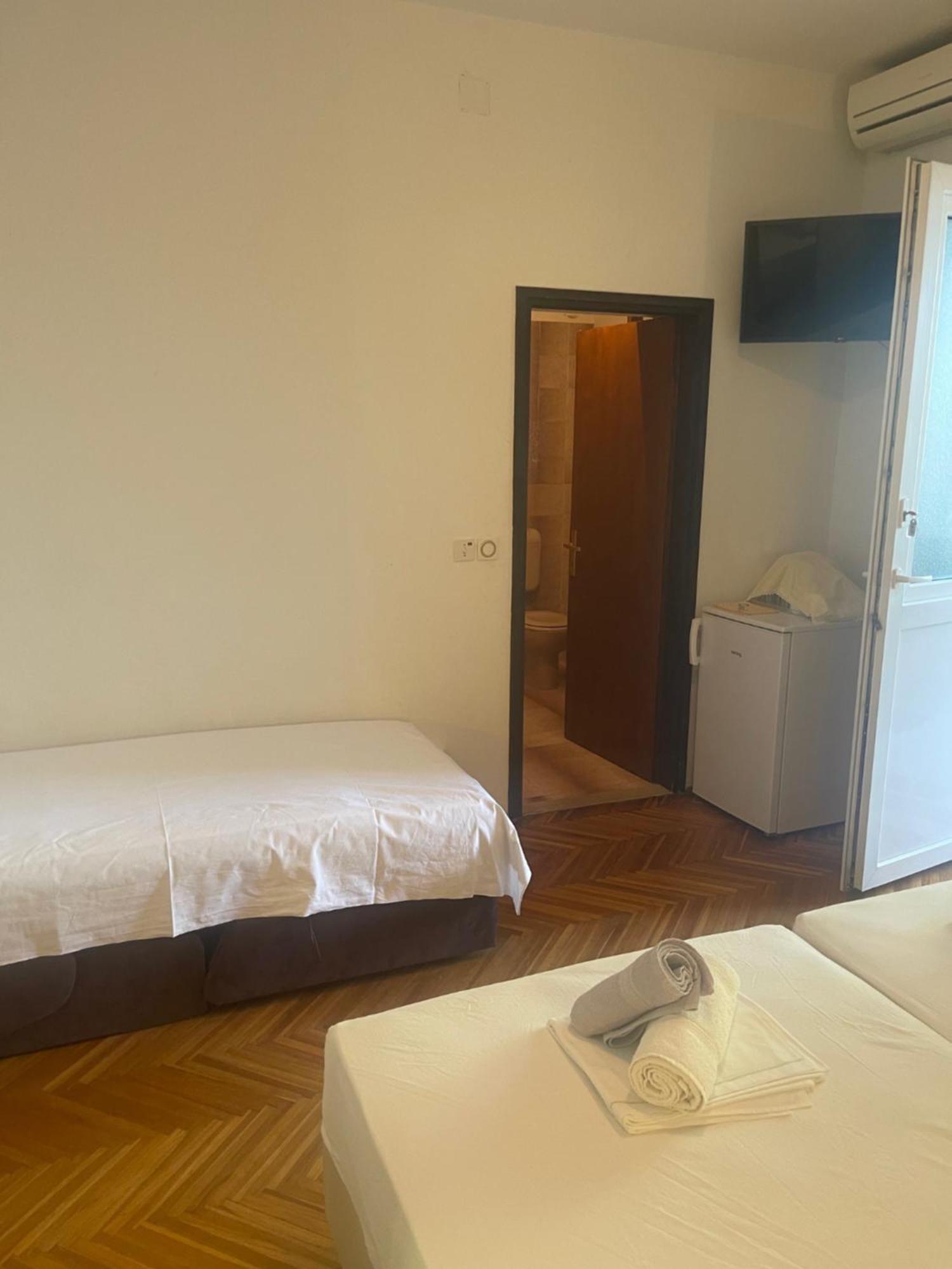 Apartments Ante Omis Bagian luar foto