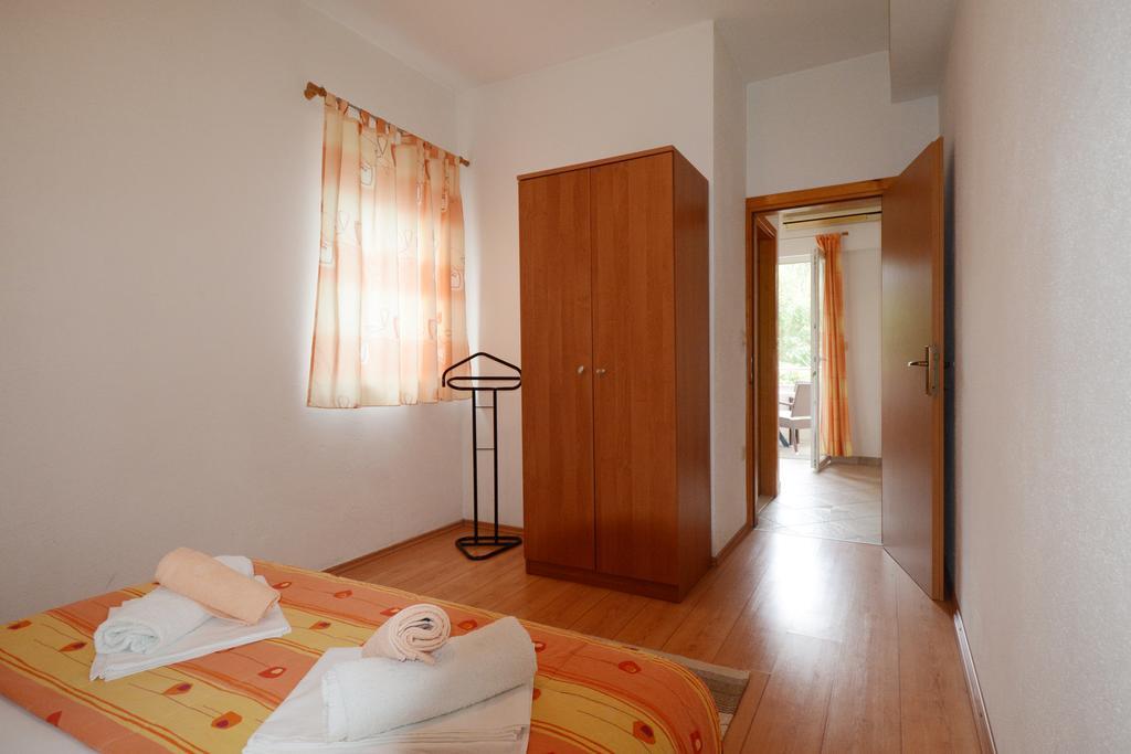 Apartments Ante Omis Bagian luar foto