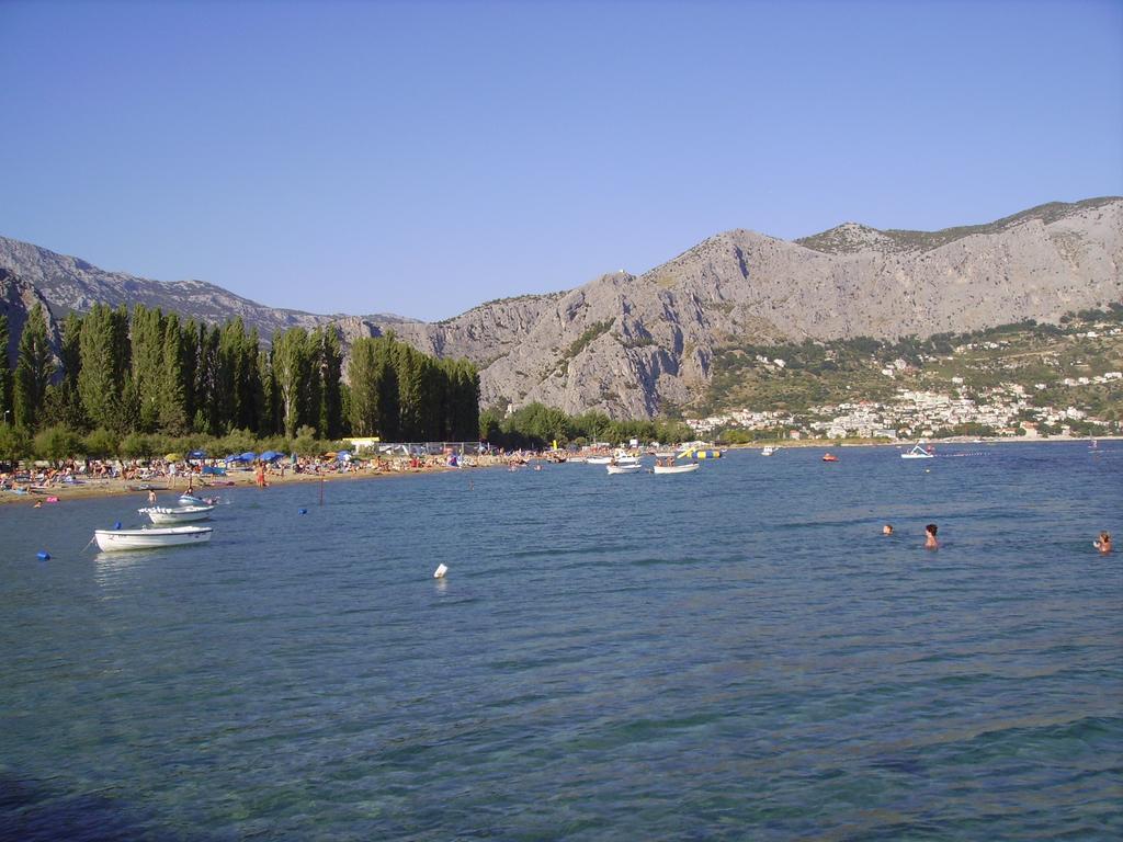 Apartments Ante Omis Bagian luar foto