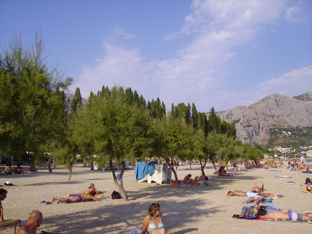 Apartments Ante Omis Bagian luar foto