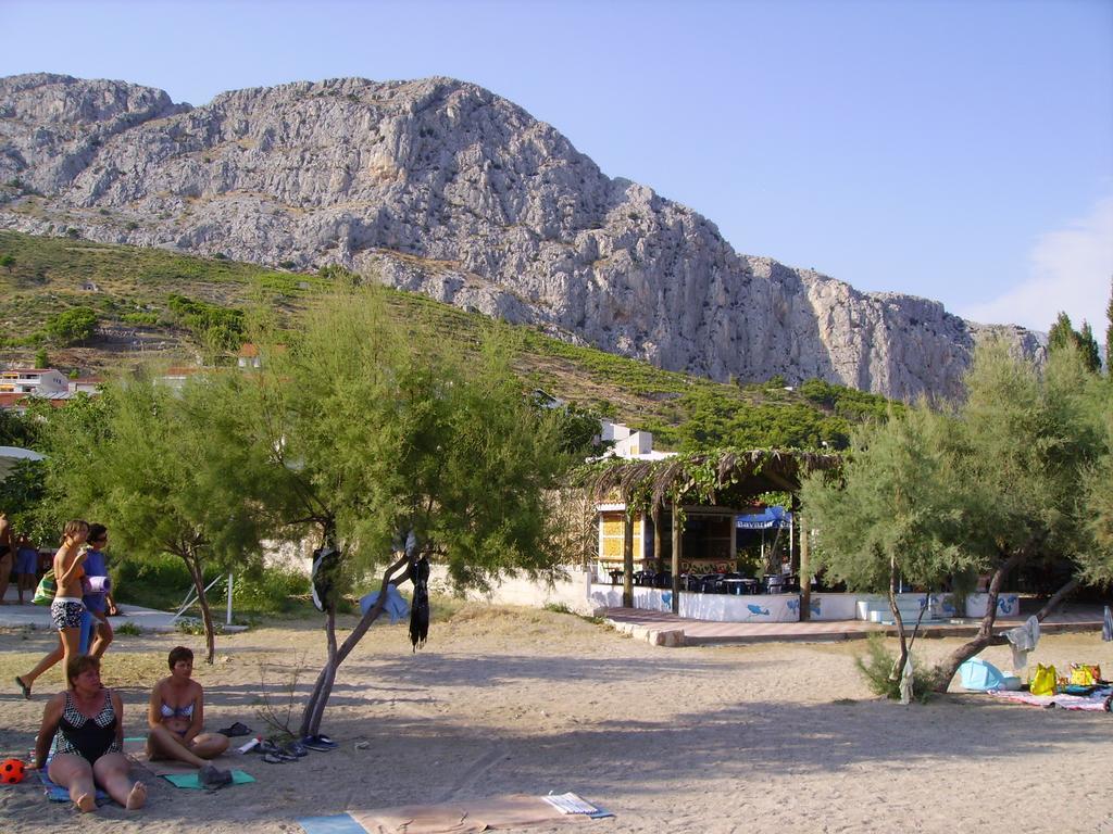 Apartments Ante Omis Bagian luar foto