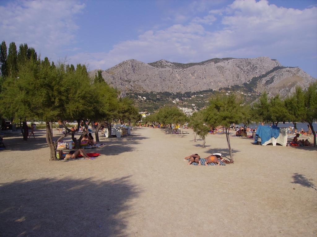 Apartments Ante Omis Bagian luar foto