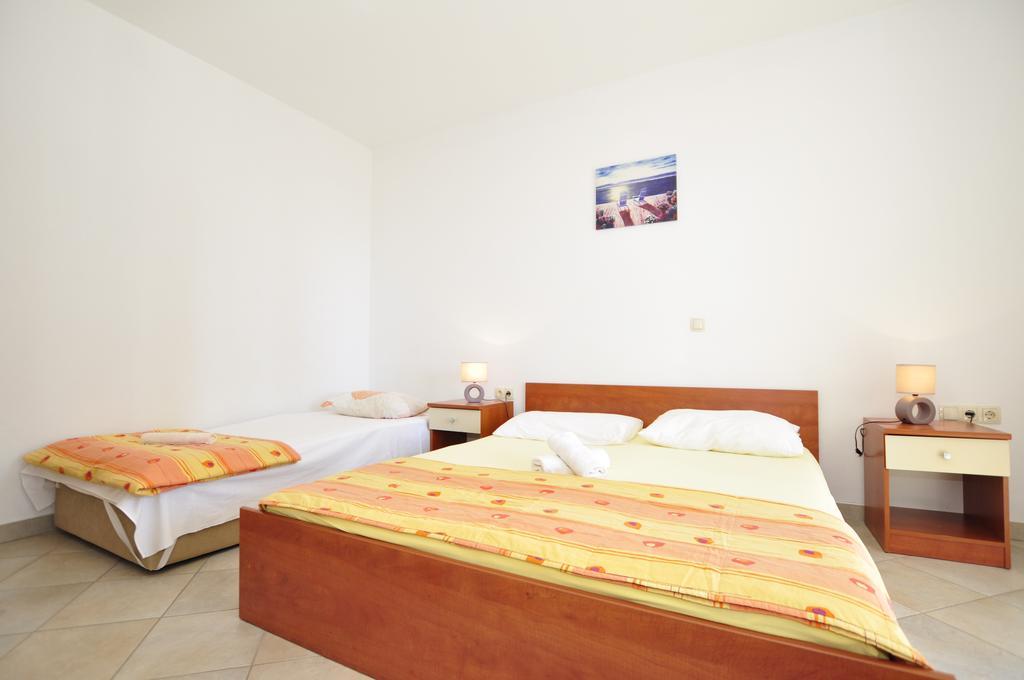 Apartments Ante Omis Bagian luar foto